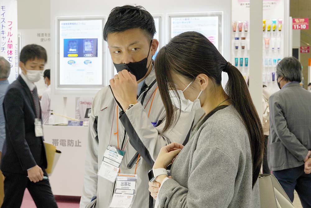 2021年12月展示会の商談の様子