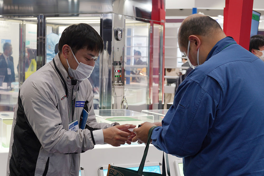 2023年3月展示会の商談の様子