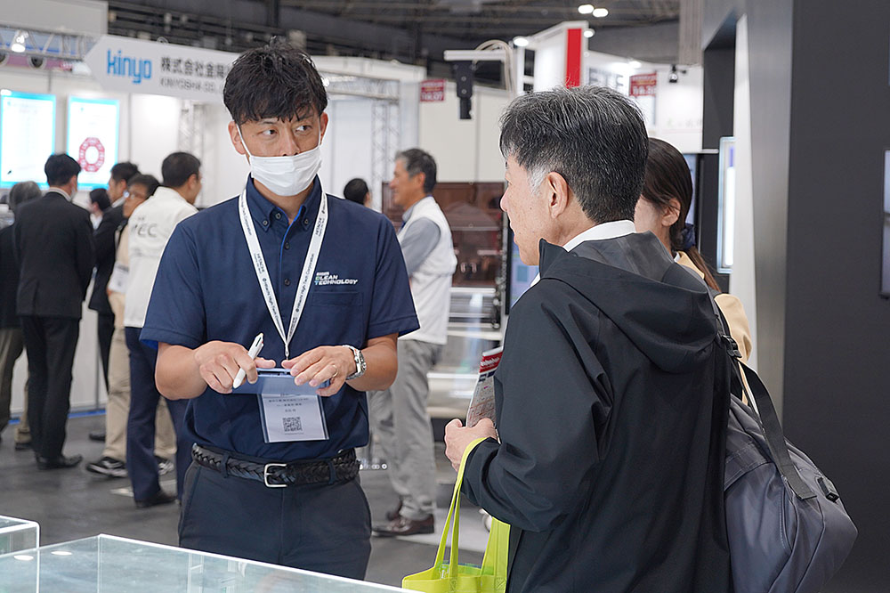 2024年5月展示会の商談の様子