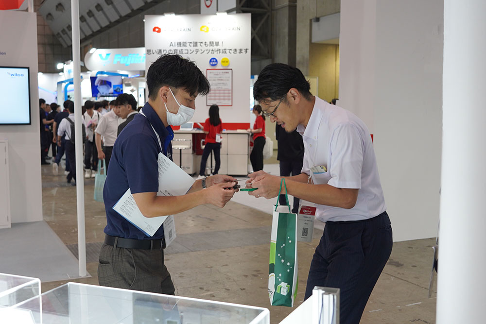 2024年6月展示会の商談の様子