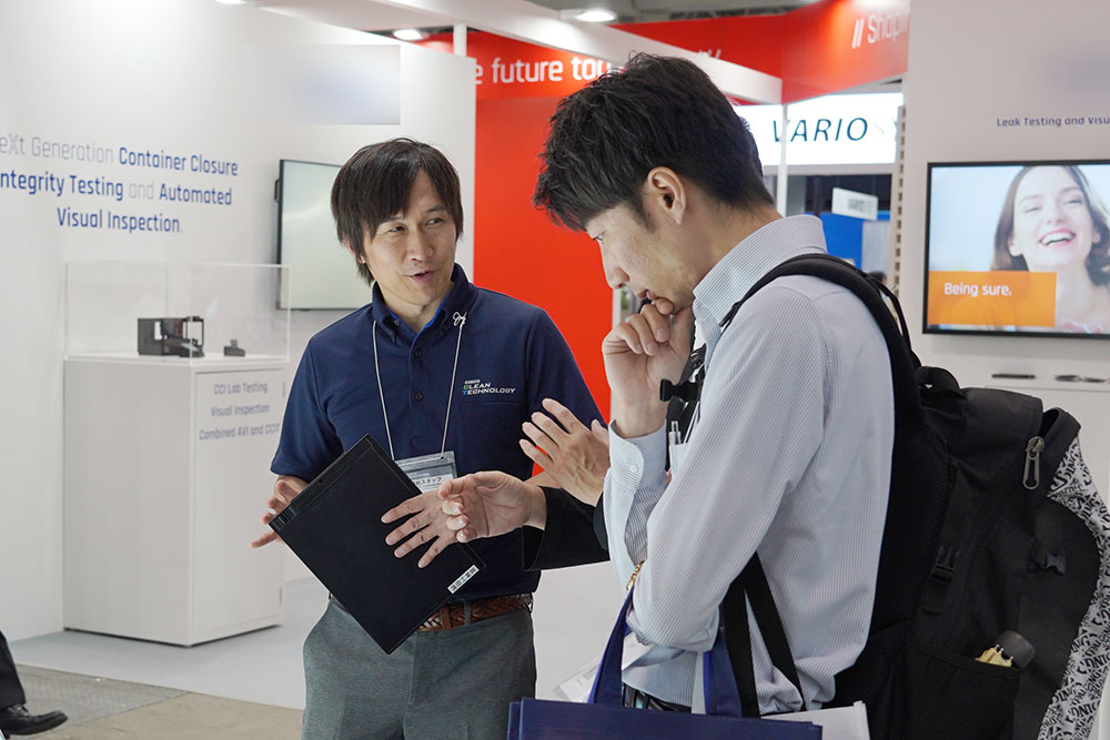 2024年6月展示会の商談の様子