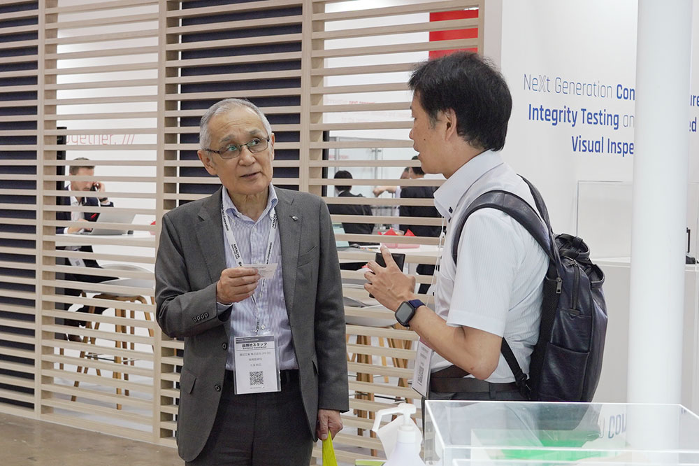 2024年6月展示会の商談の様子