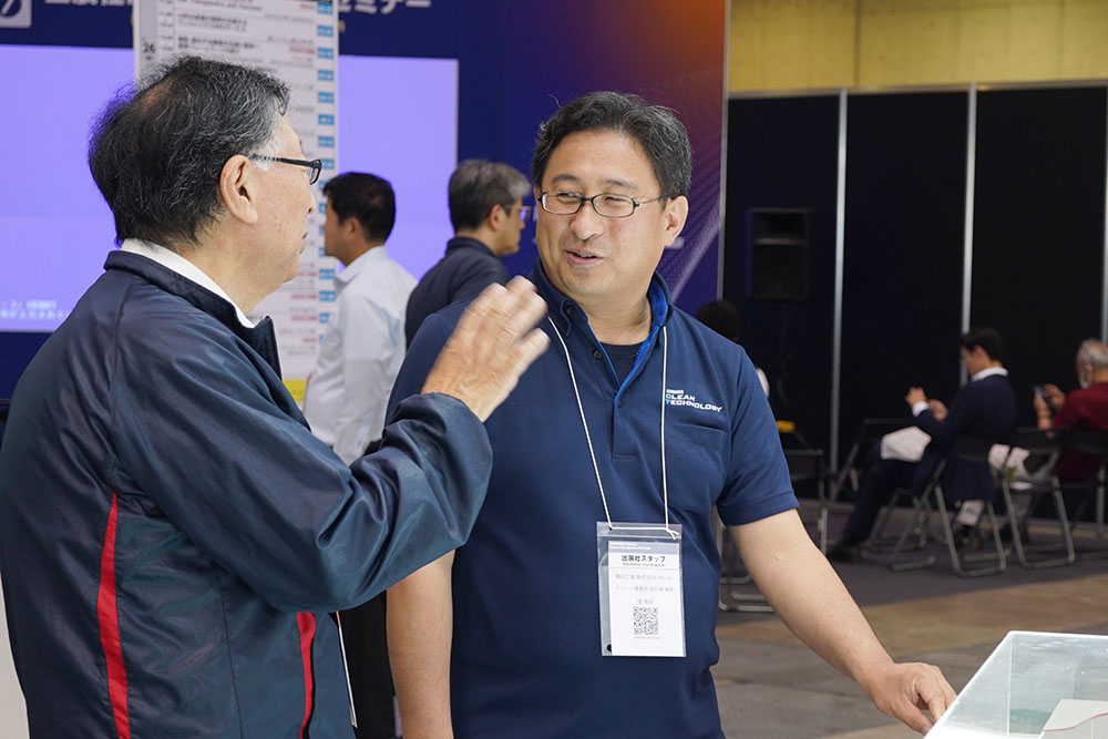 2024年6月展示会の商談の様子