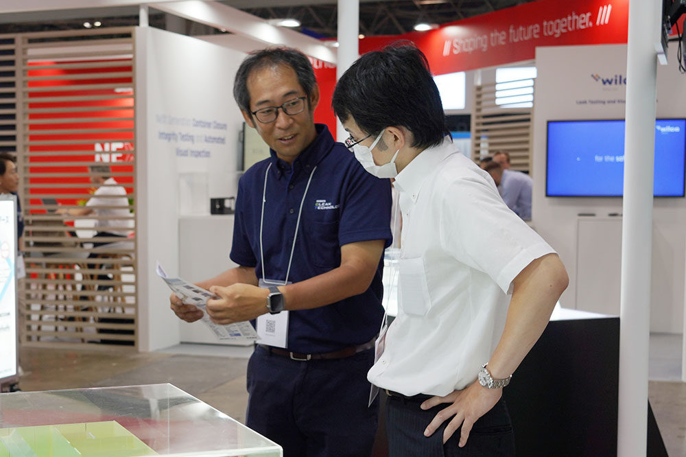 2024年6月展示会の商談の様子