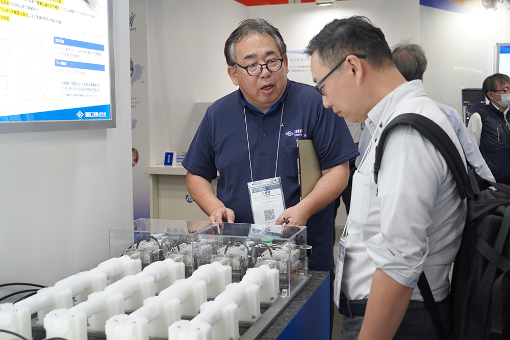 2024年10月展示会の商談の様子