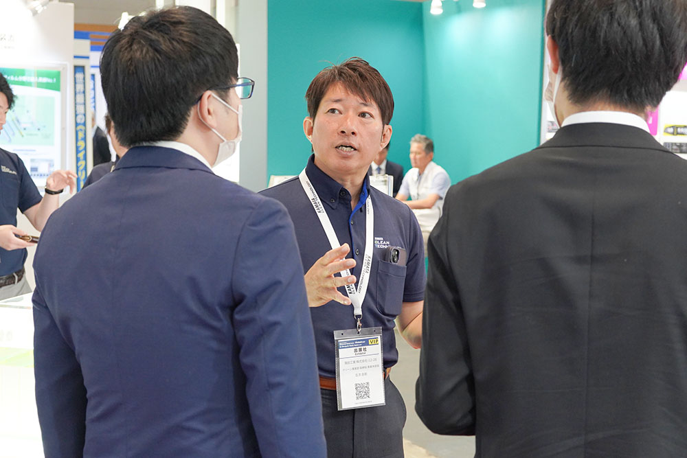 2025年5月展示会の商談の様子