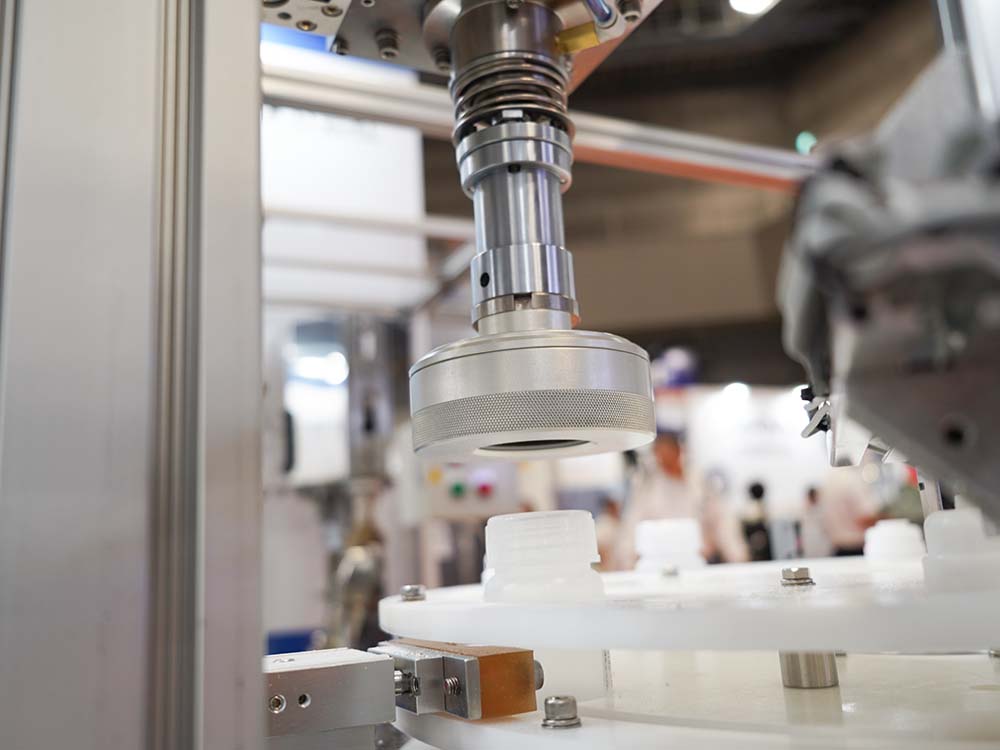 「FOOMA JAPAN 2025」出展製品2「全自動キャッパー・アンキャッパー」