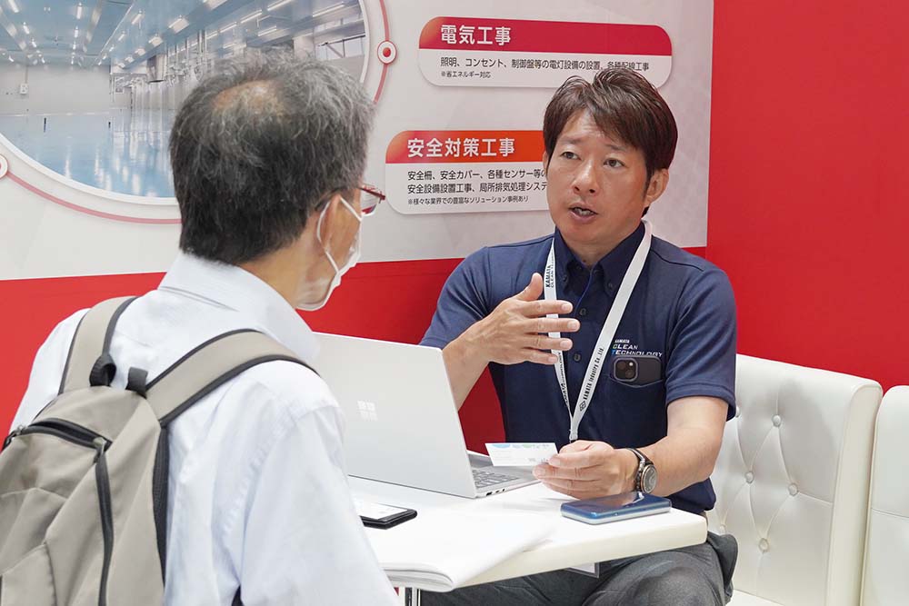 2025年7月展示会の商談の様子