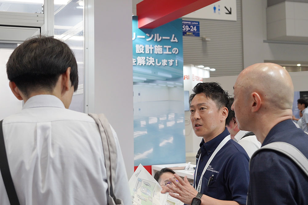 2025年7月展示会の商談の様子