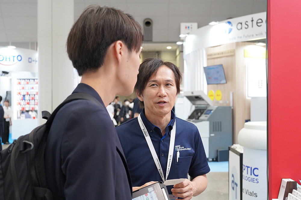 2025年7月展示会の商談の様子