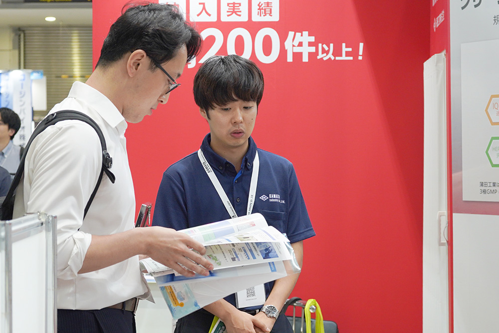 2025年7月展示会の商談の様子