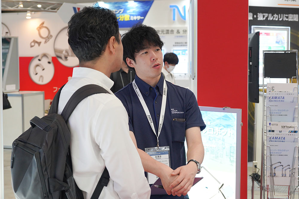 2025年7月展示会の商談の様子