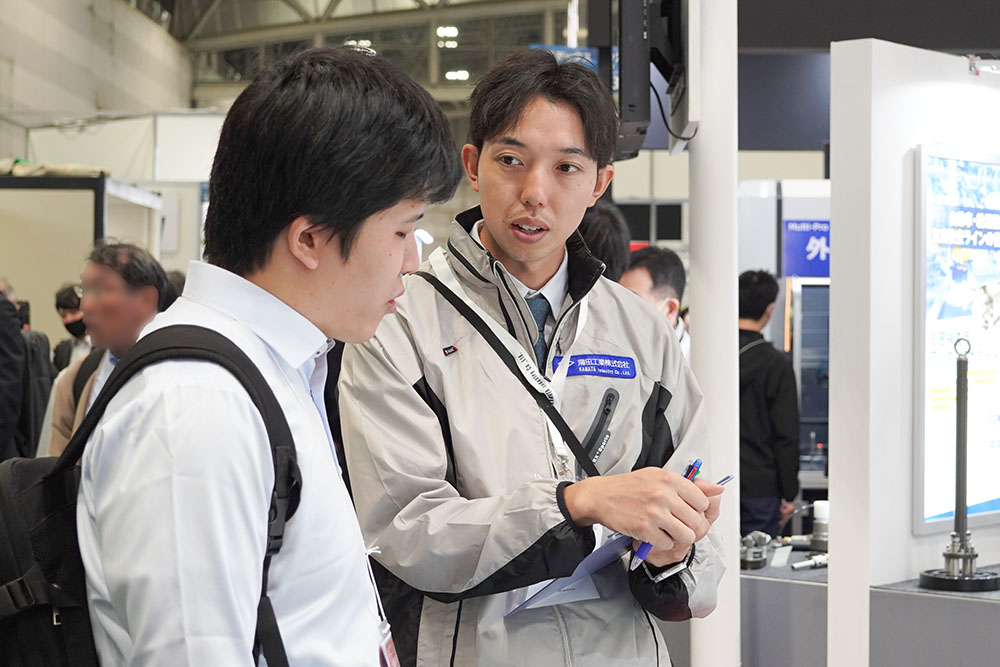 2025年10月展示会の商談の様子