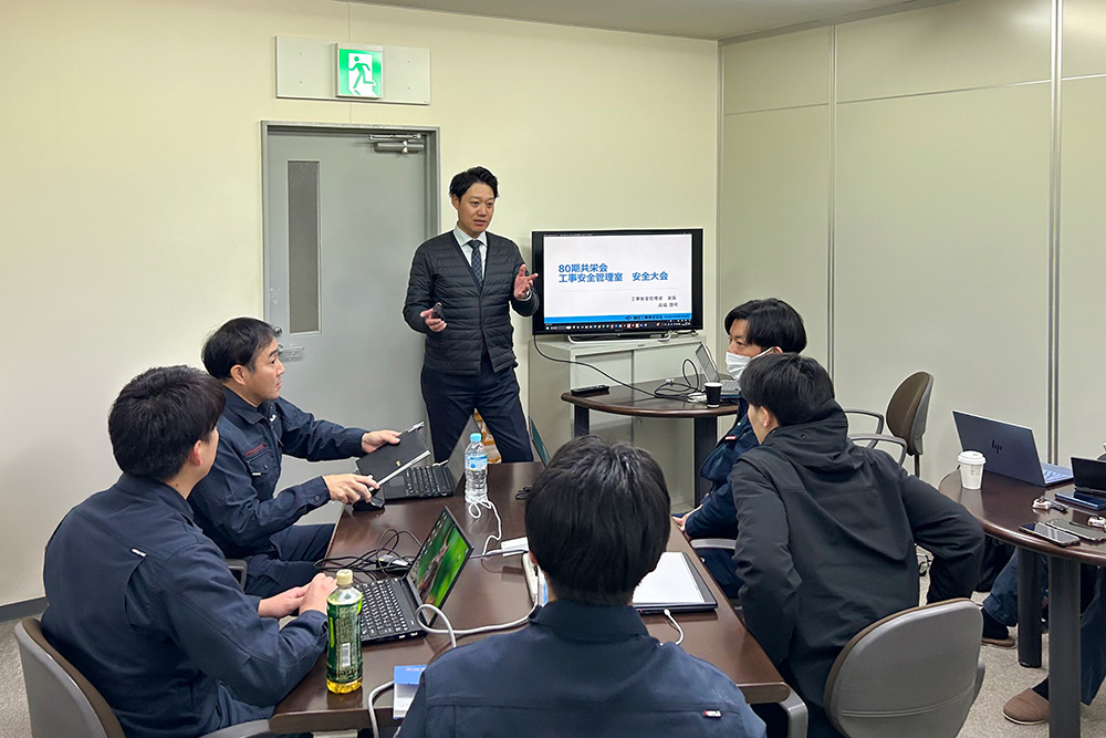 社内で連携する様子