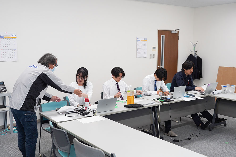 2025年新人研修図面作成の様子