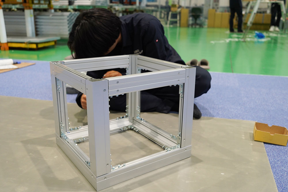 2025年新人研修アルミフレーム組み立ての様子２