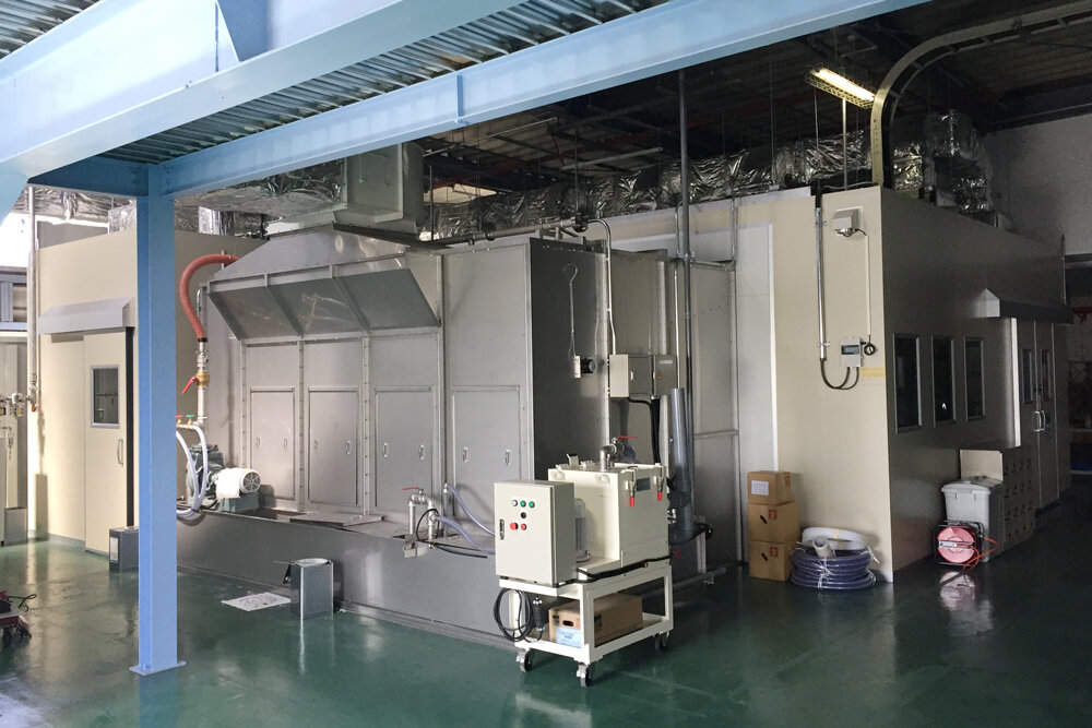塗装工程での塵埃付着を防止。<br>自動車部品製造工程にクリーンルームを設置し、<br>生産ラインを改善（無人化）した事例