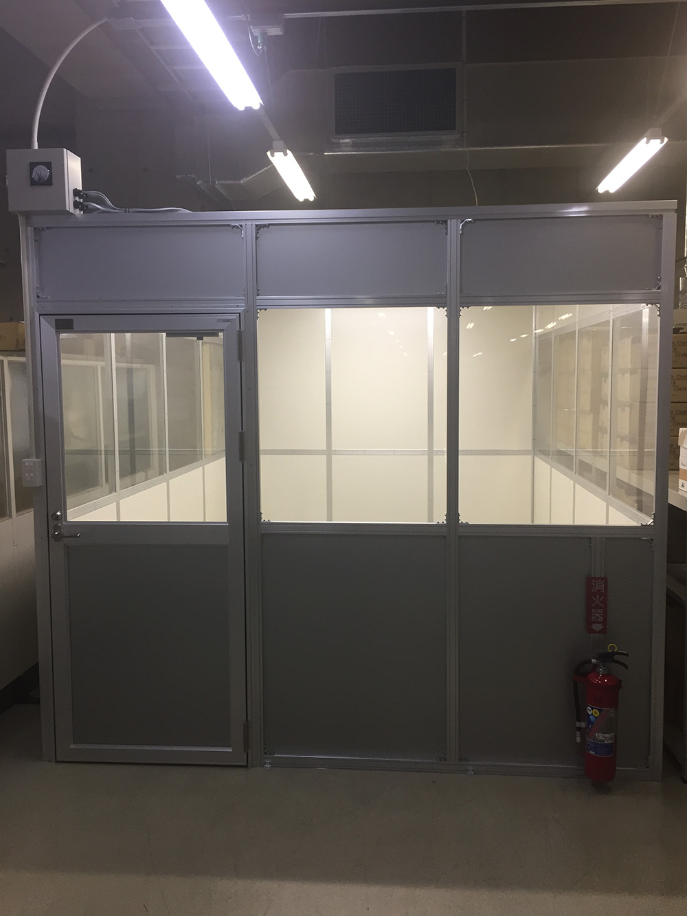 機械メーカー製造工場のクリーンブース