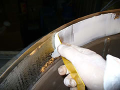 母材にも接着剤を塗布